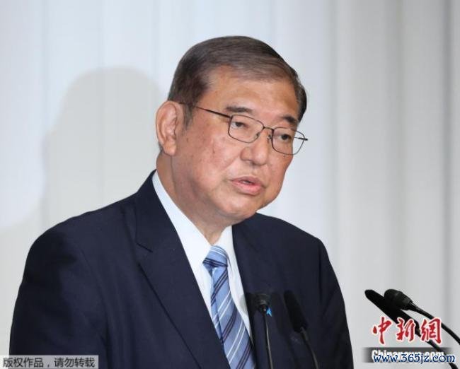 日本首相汽车与警卫车碰撞